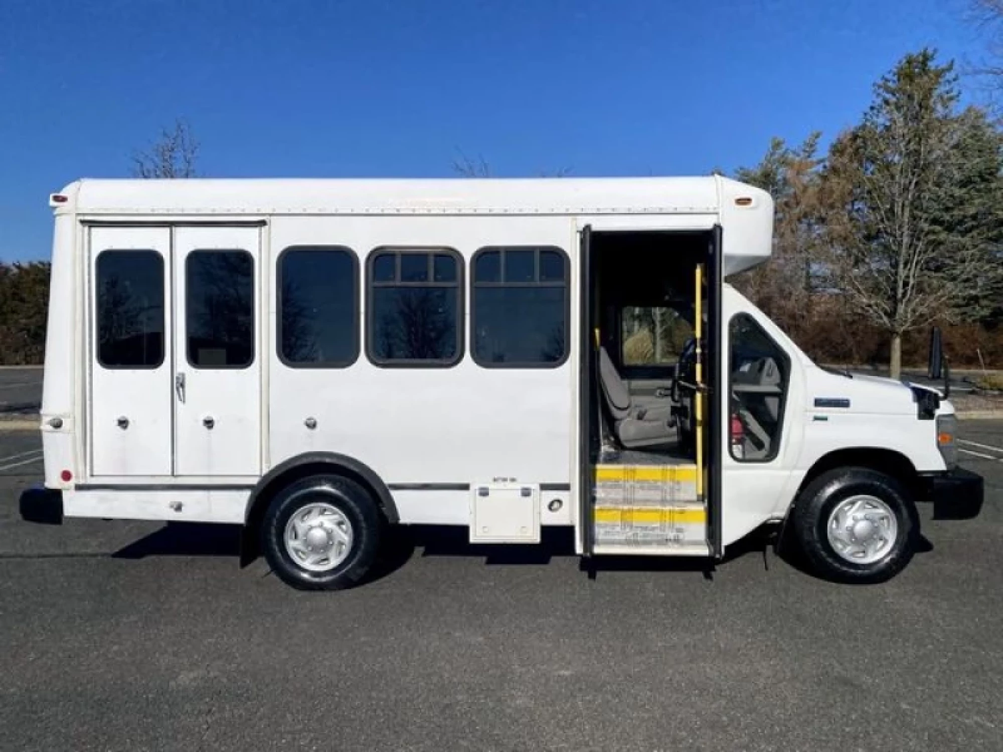 Used 2011 Ford E350 Non-CDL Wheelchair Shuttle Bus For Sale For Senior Tour Charters Student Church Handicapped
