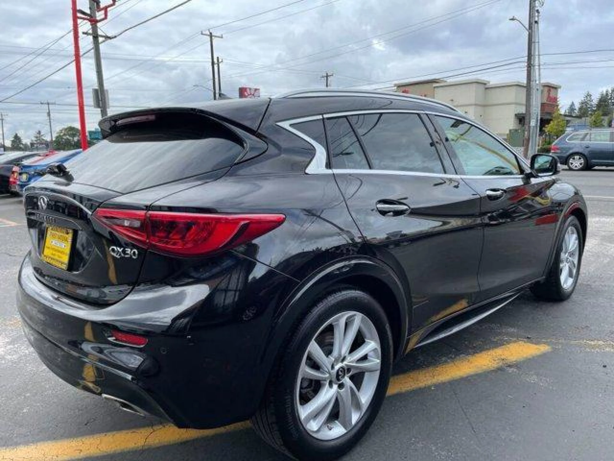 2017 INFINITI QX30 Premium