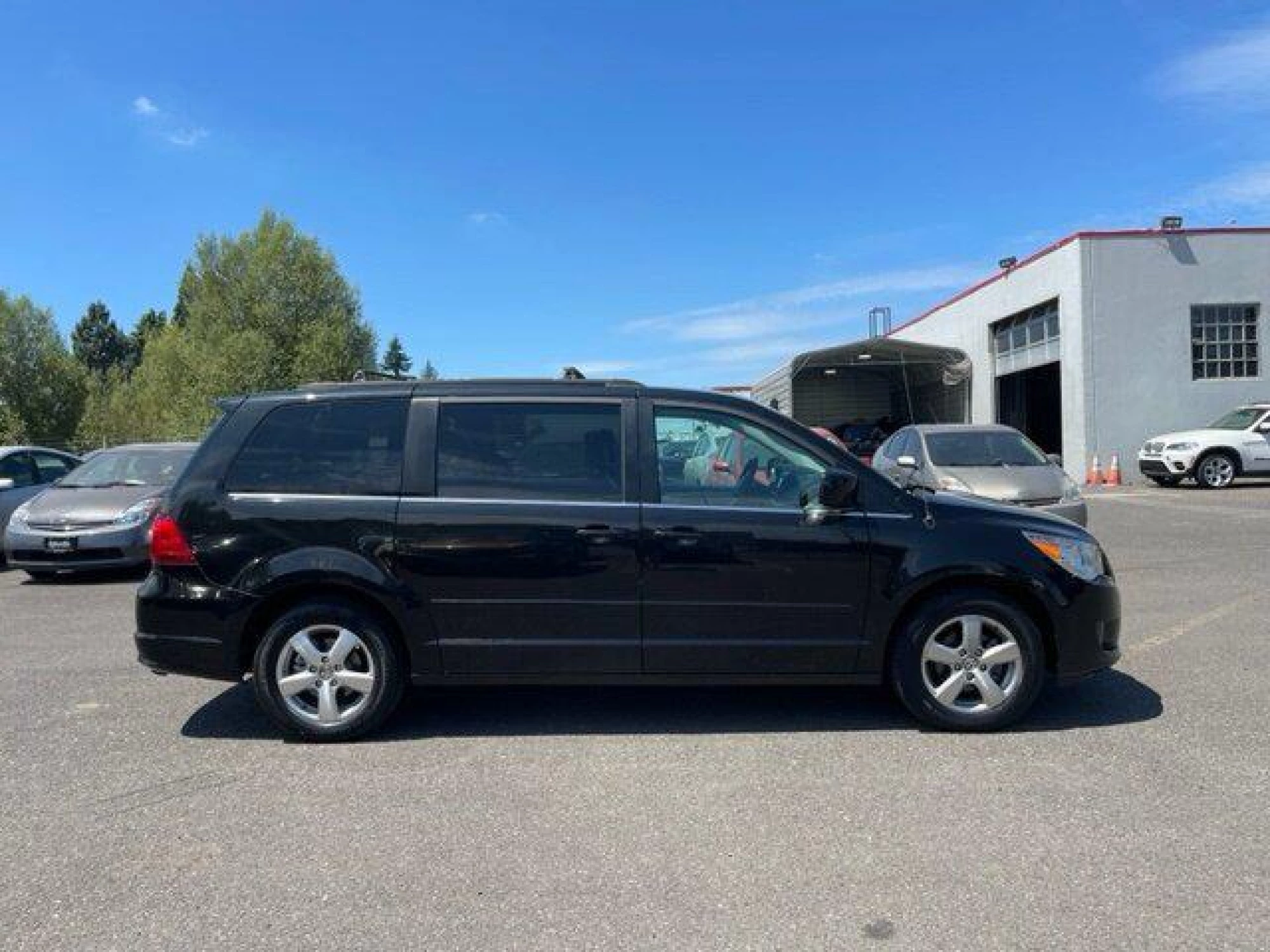 2011 Volkswagen Routan SE