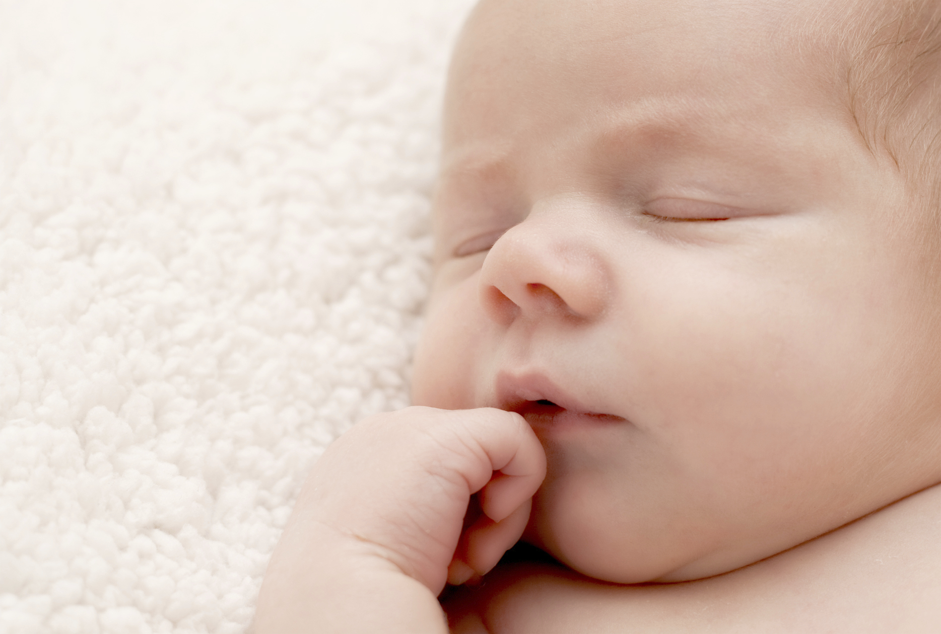 Запах ребенка цитаты. Запах новорожденных. Срыгивания у новорожденных детей. Головка новорожденного ребенка. Головка новорожденного ребенка.