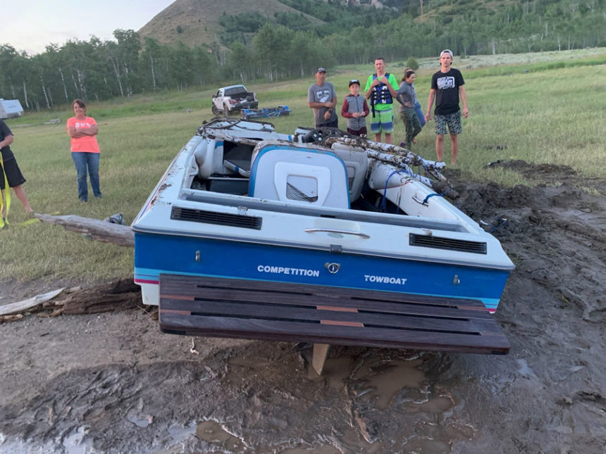 overturned ski boat on palisades2