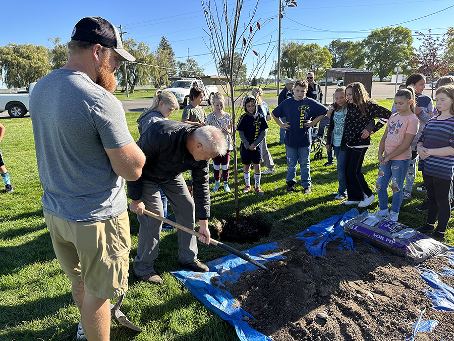 Elementary students plant trees with mayor and city of Blackfoot employees to celebrate Arbor Day - Vimarsana News