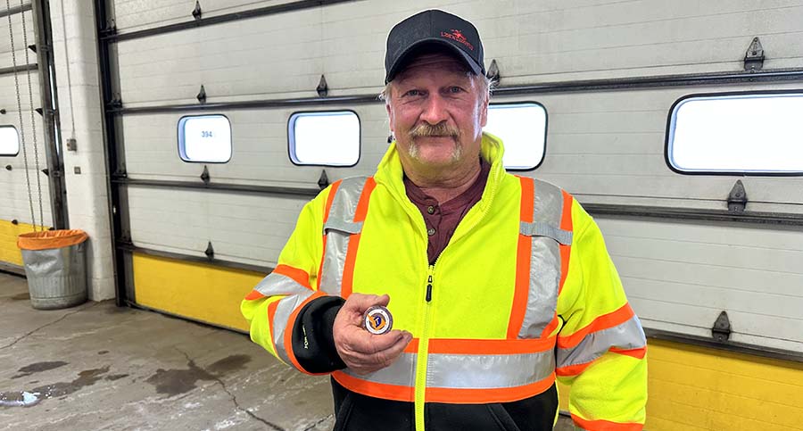 Snowplow driver recognized after he prevented what could have been a fatal crash - Vimarsana News