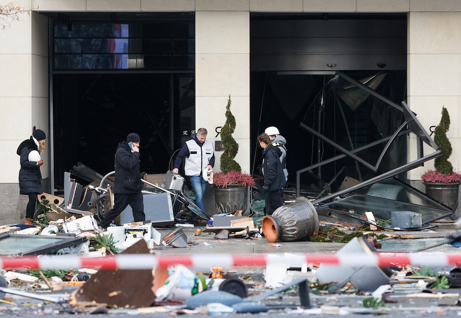 Giant aquarium housing 1,500 fish bursts in hotel foyer, 2 people injured - Vimarsana News
