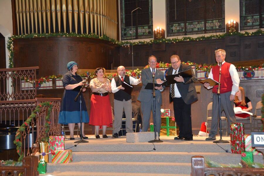 Foley artists paint with sounds to enhance Snake River Radio Players performance of a 'A Christmas Carol' - Vimarsana News