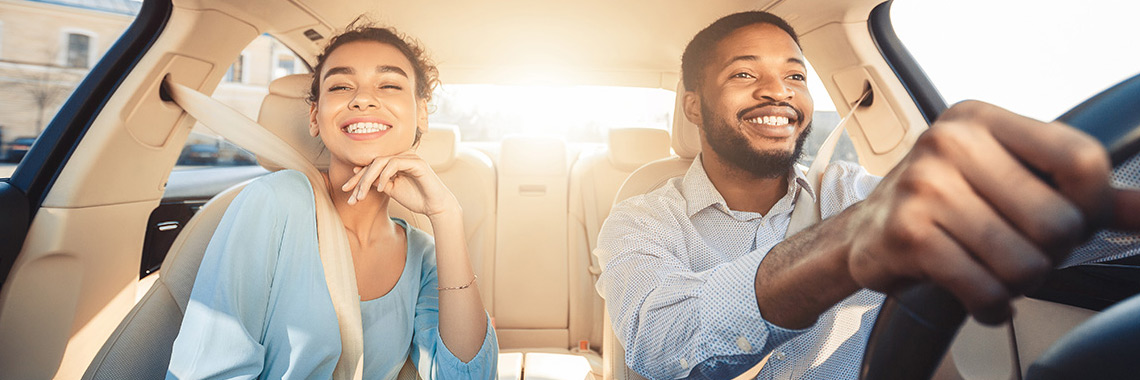 Clientes felices en su auto.