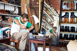 guatemalan-gentleman-crafting-shoes-cobbler-shoemaker