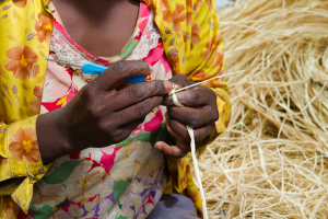 malagasy-woman-hand-stitching-raffia-handbag-raffia-hands-stitching-raffia-into-handbag