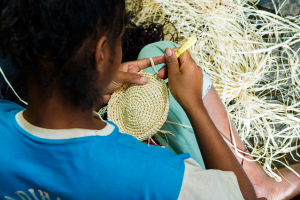 malagasy-women-hand-crafting-noces-handbag-hand-stitching-raffia-handbag-hand-crafted-handbag