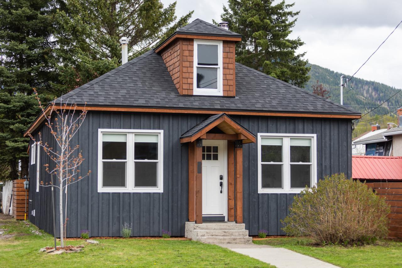 992 5th Avenue, Fernie, BC, V0B 1M0 2452037 RE/MAX Elk Valley