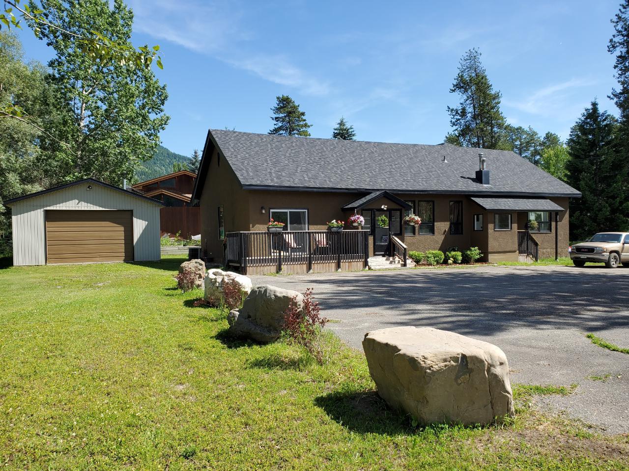 22 Coal Creek Road, Fernie, BC, V0B 1M2 2453109 RE/MAX Elk Valley