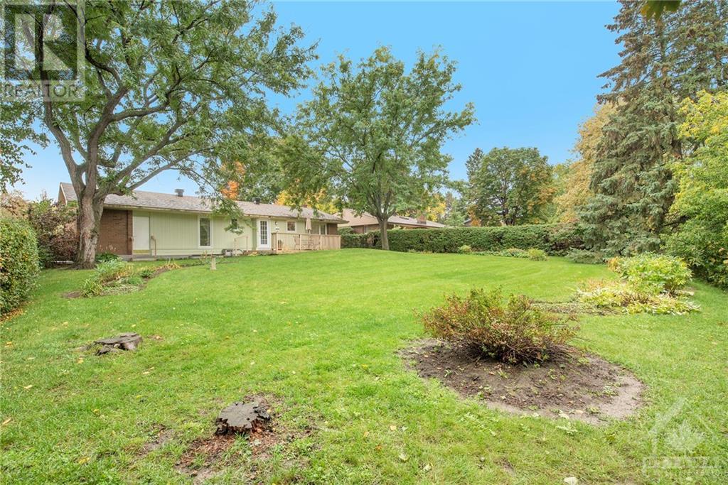 221 Penfield Drive, Kanata, ON, K2K 1M8 1212684 MacGowan Team