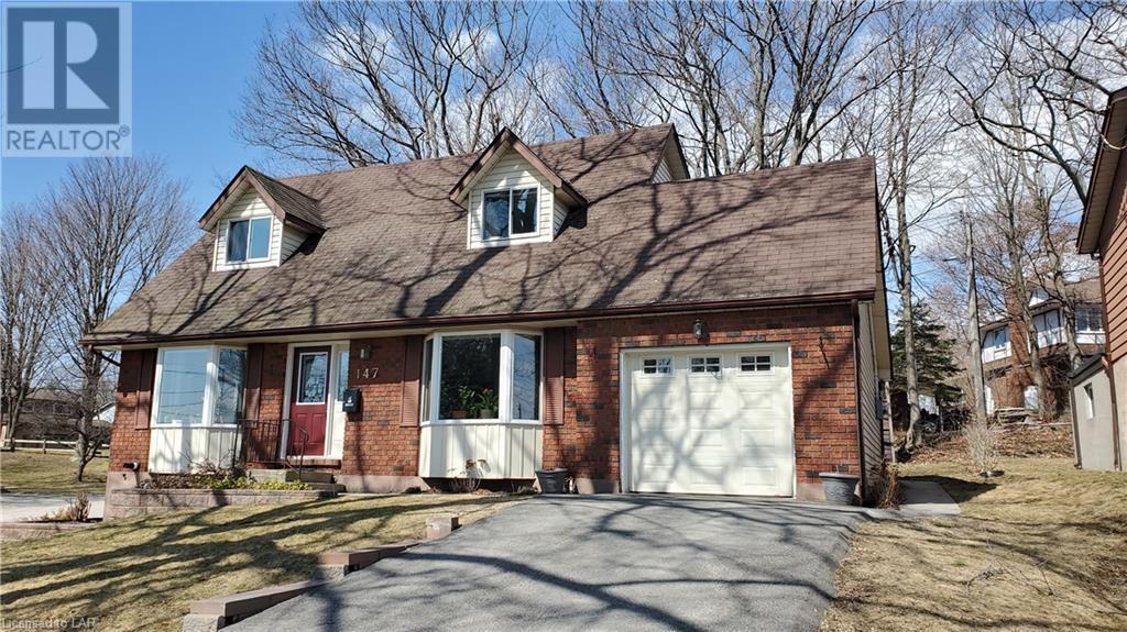 147 Isabella Street, Parry Sound, ON, P2A 1N3 40091387 Laura and