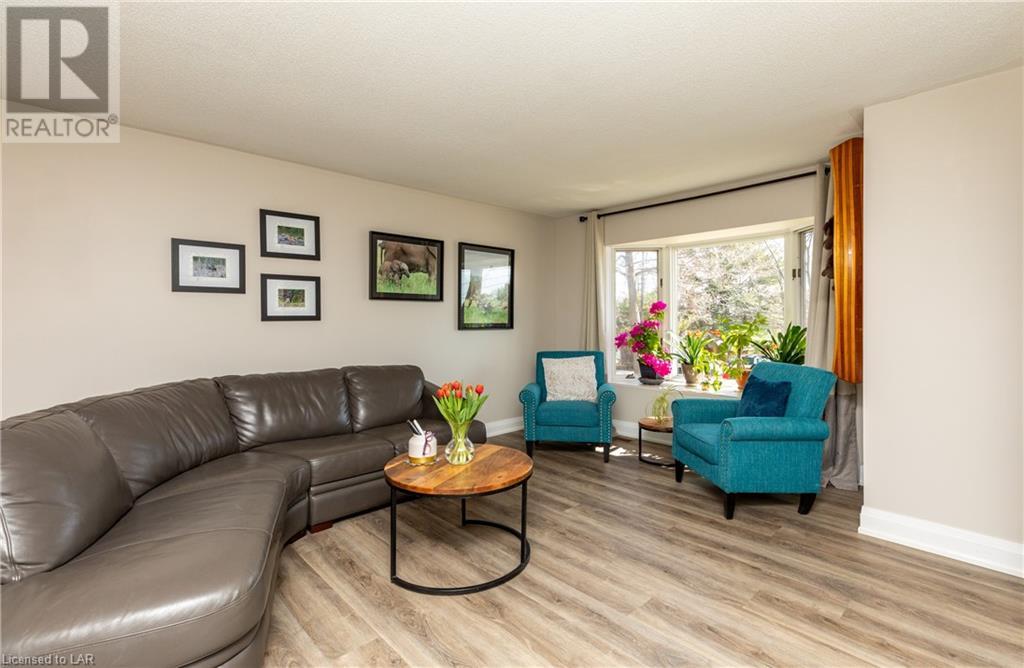 147 Isabella Street, Parry Sound, ON, P2A 1N3 40091387 Laura and