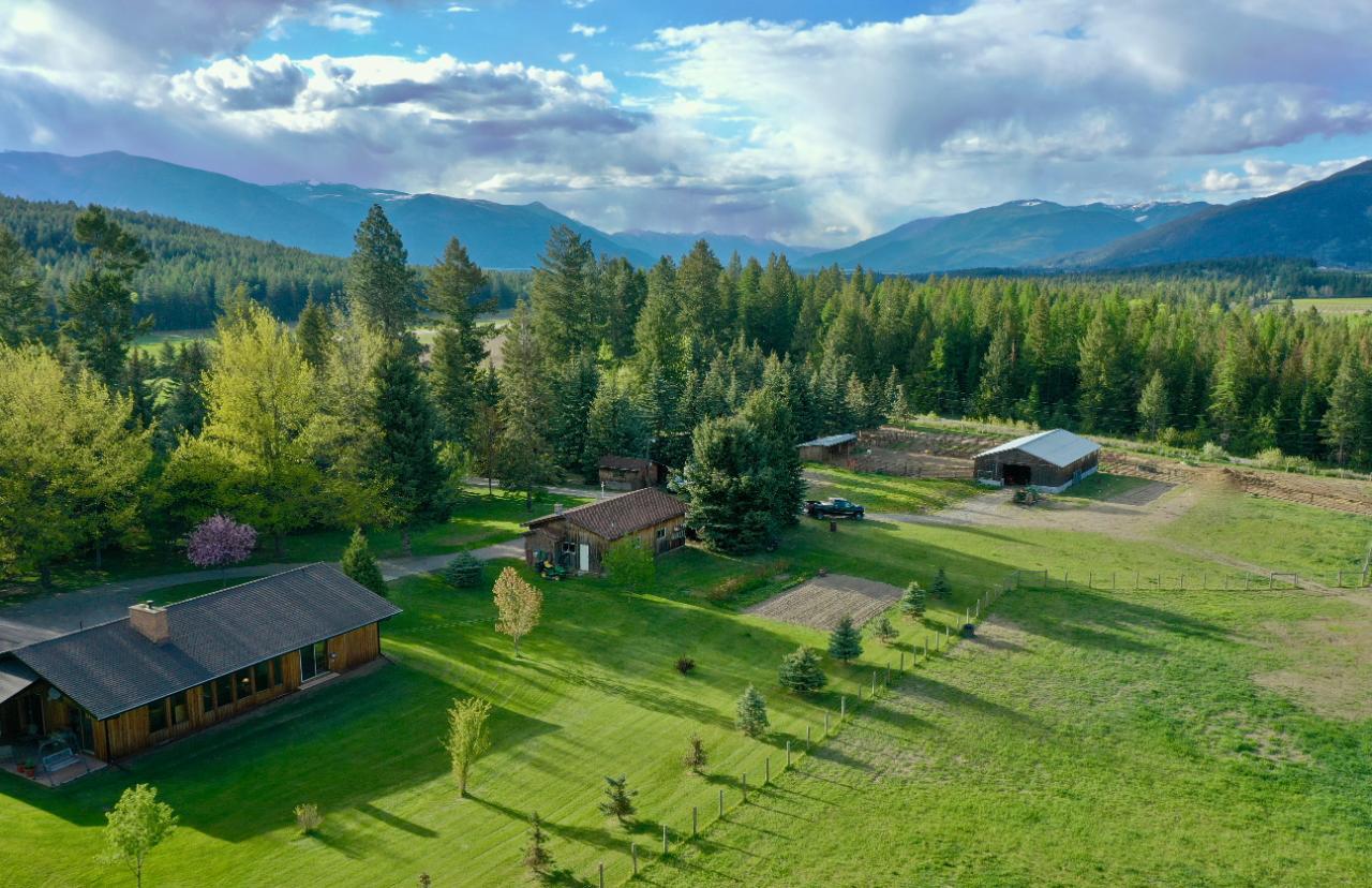 1522 Airport Road, Creston, BC 2458011 RE/MAX Elk Valley