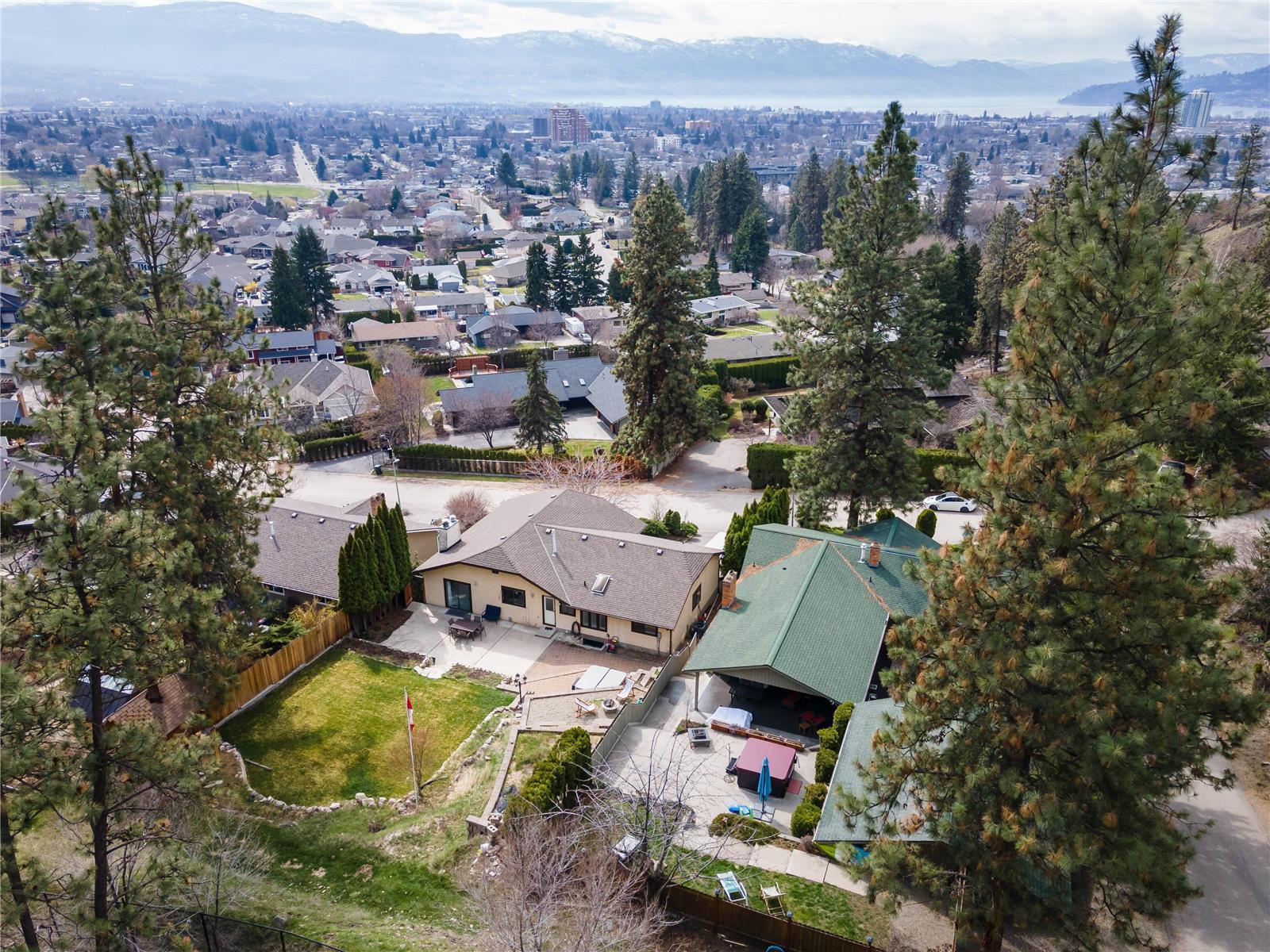 933 Montcalm Drive, Kelowna, BC, V1Y 3M8 10249401 Amir Shahidi