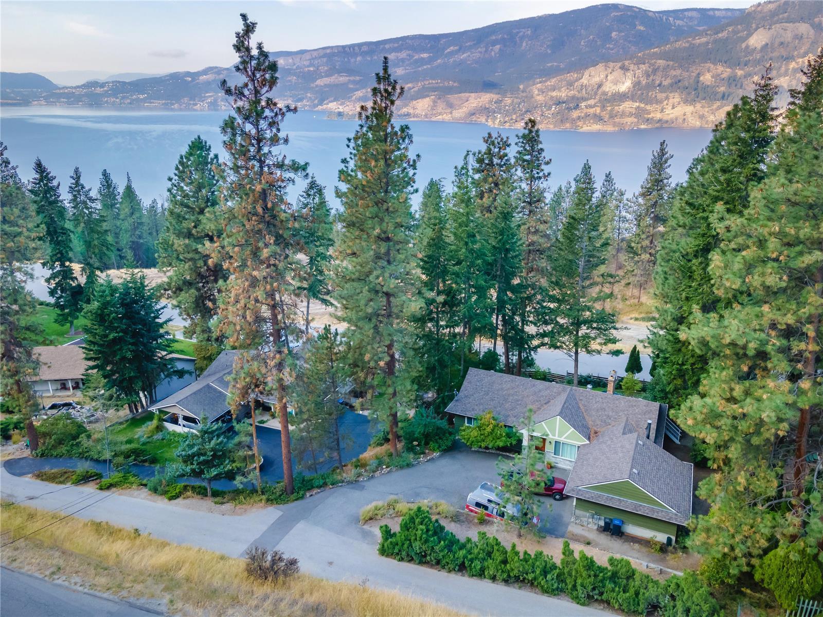 366 Clifton Road N, Kelowna, BC, V1V 1N4 10263185 Amir Shahidi Personal Real Estate