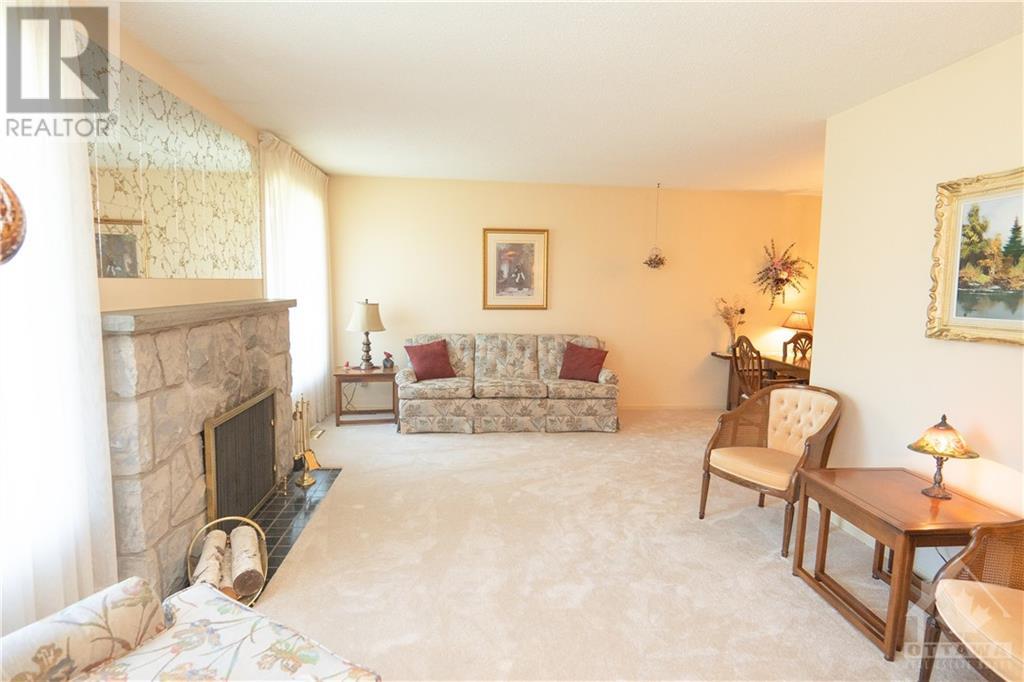 137 Country Lane W, Kanata, ON, K2L 1J6 1321783 MacGowan Team