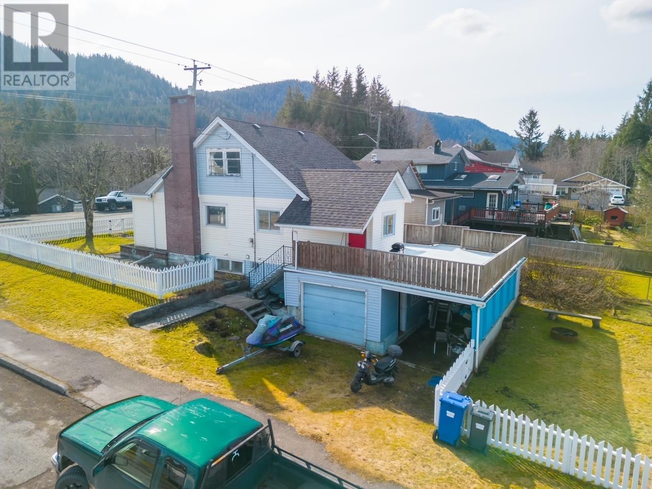 865 11th Avenue, Prince Rupert, BC, V8J 2W7 R2763284 Thai Pham