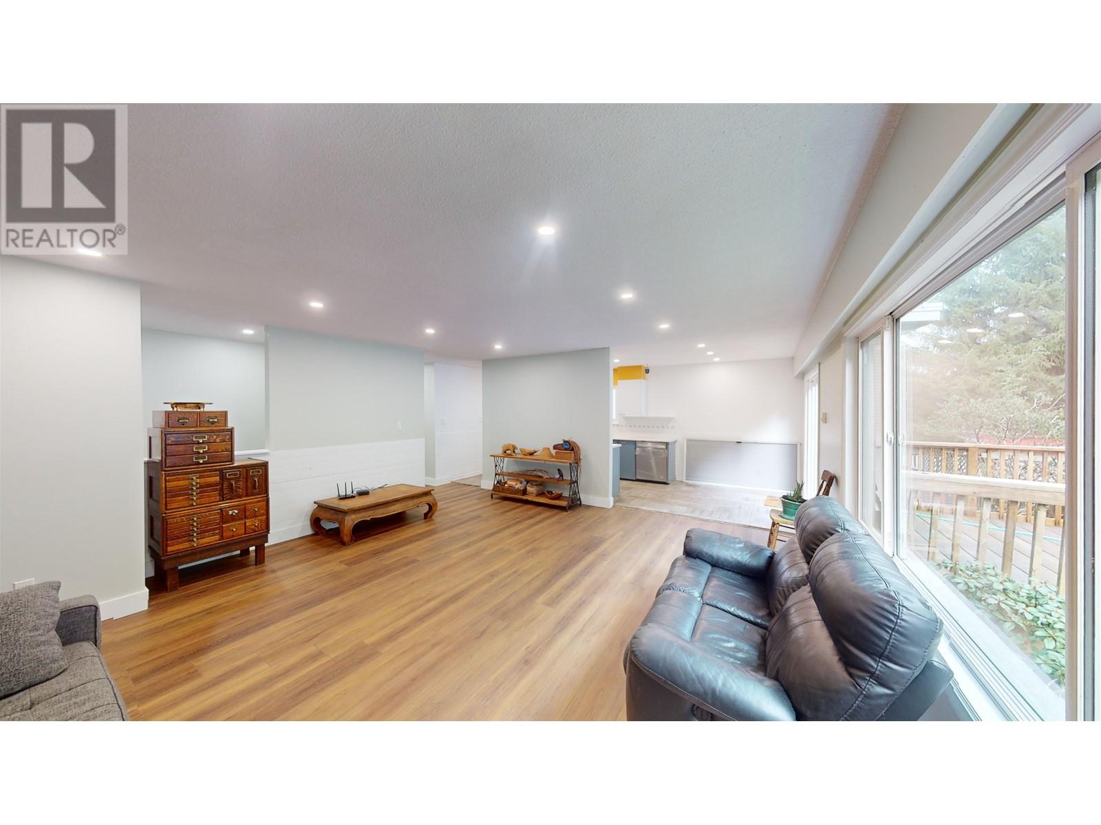 205 Crestview Drive, Prince Rupert, BC, V8J 2Z6 R2871185 Thai Pham