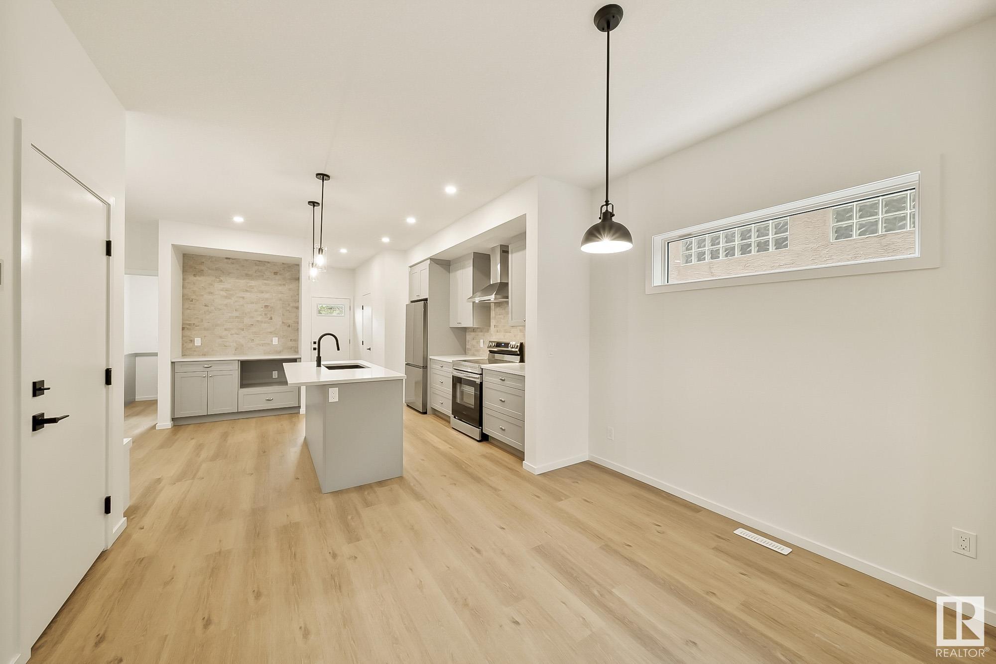 12020 125 Street, Edmonton, AB, T5L 0S4 E4346583 Vida Nova Homes