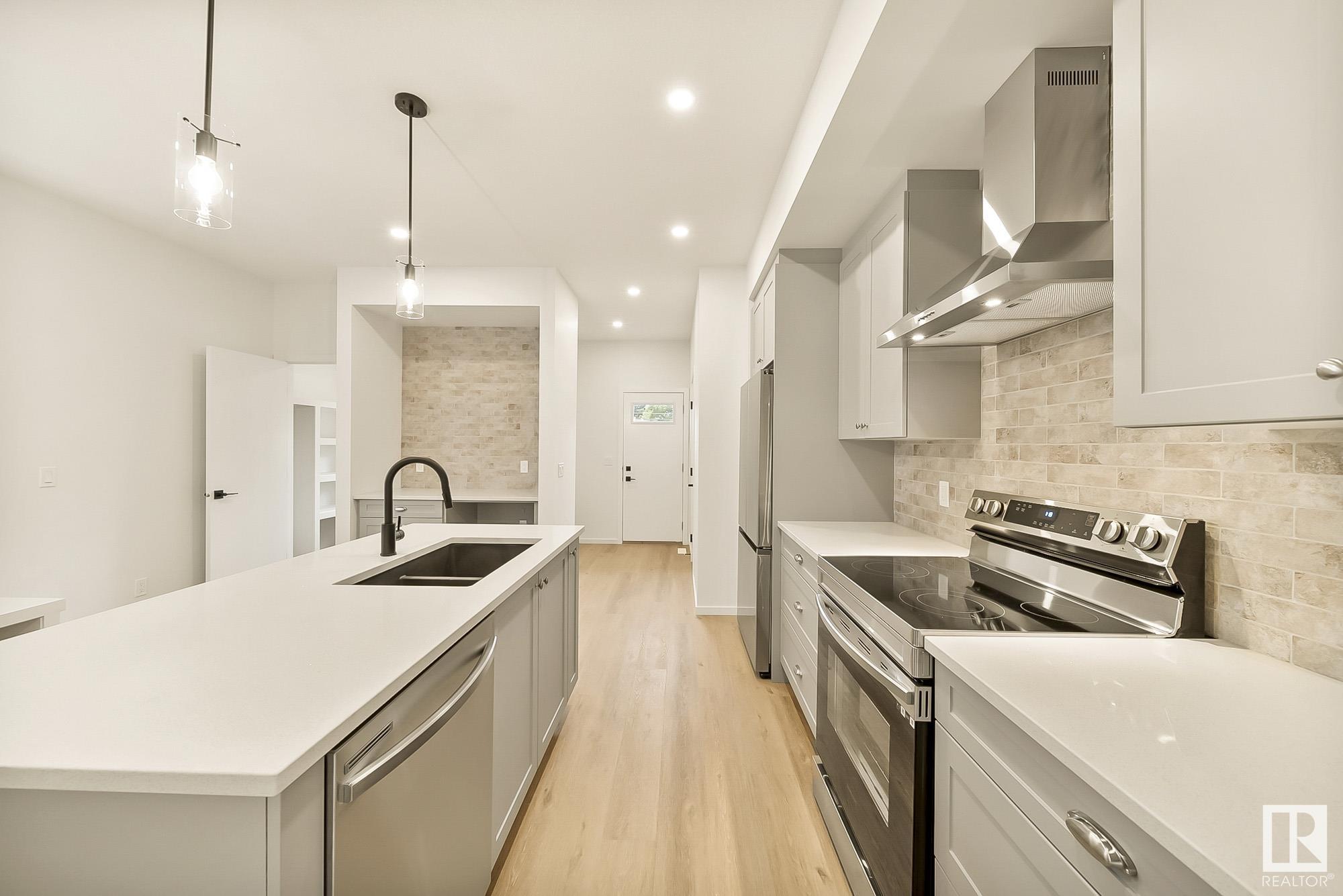 12020 125 Street, Edmonton, AB, T5L 0S4 E4346583 Vida Nova Homes