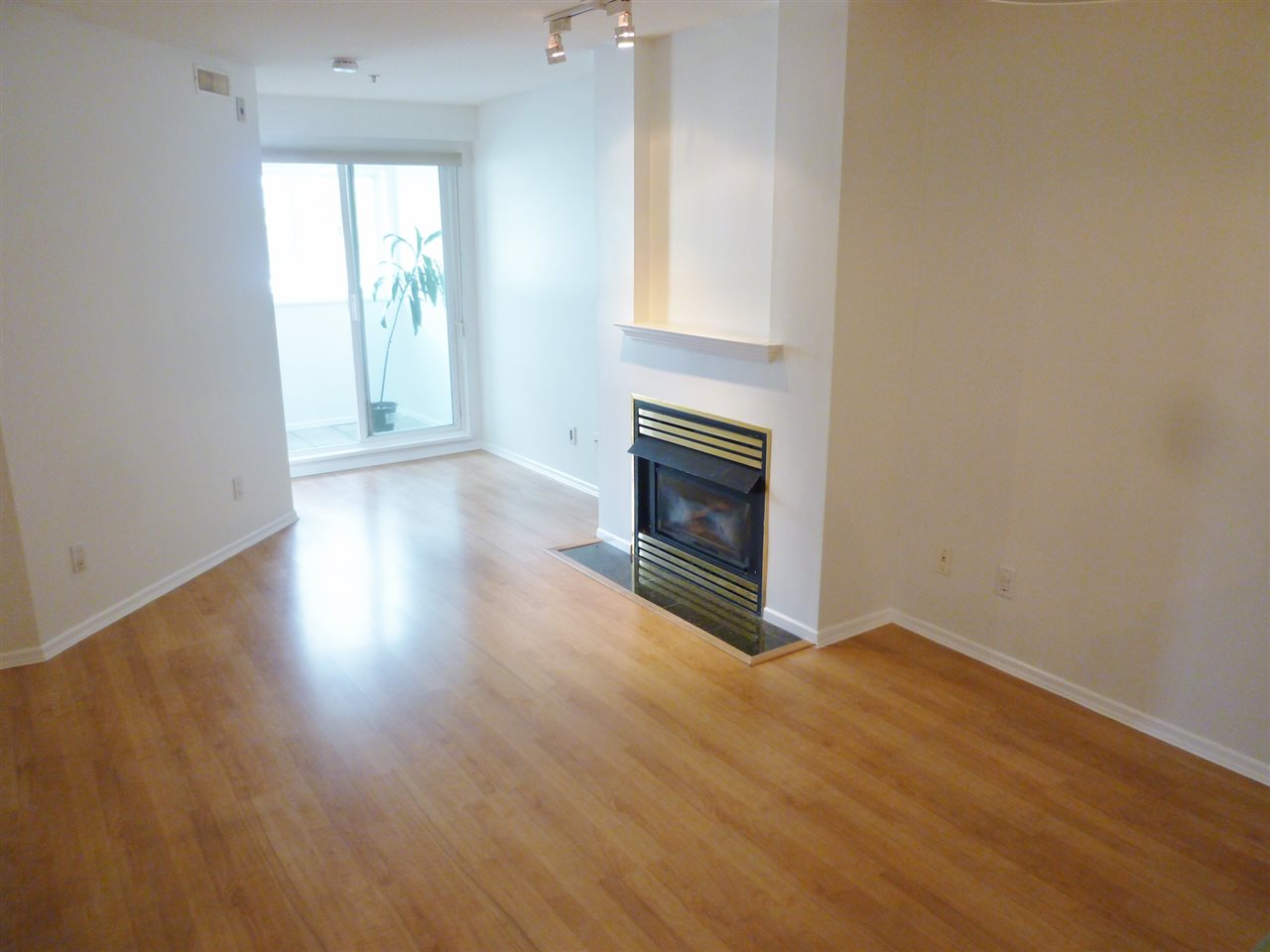 305 868 Kingsway, Vancouver, BC, V5V 3C3 R2080443 The Kristi Holz