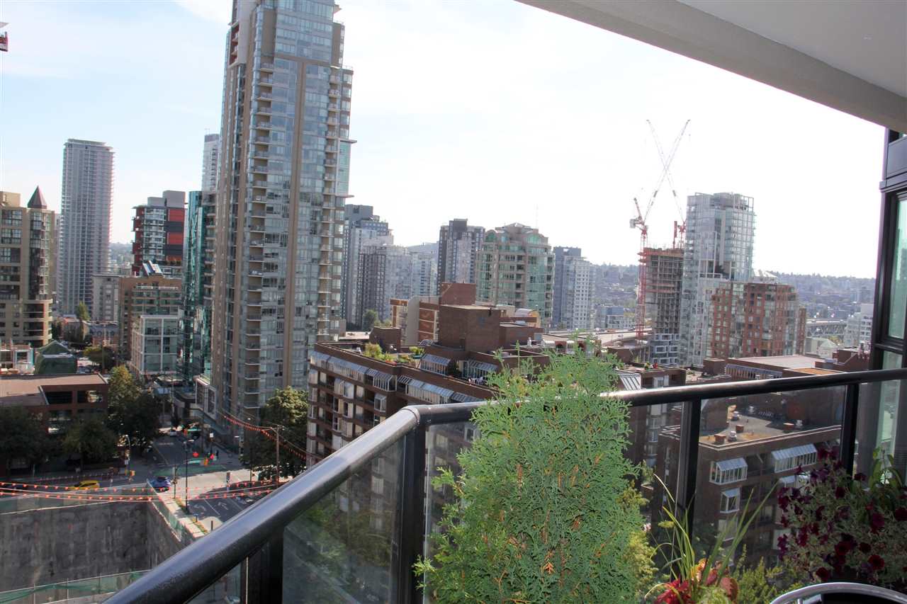  1405 1010 Burnaby Street, Vancouver, BC R2207358 Peter Dolecki