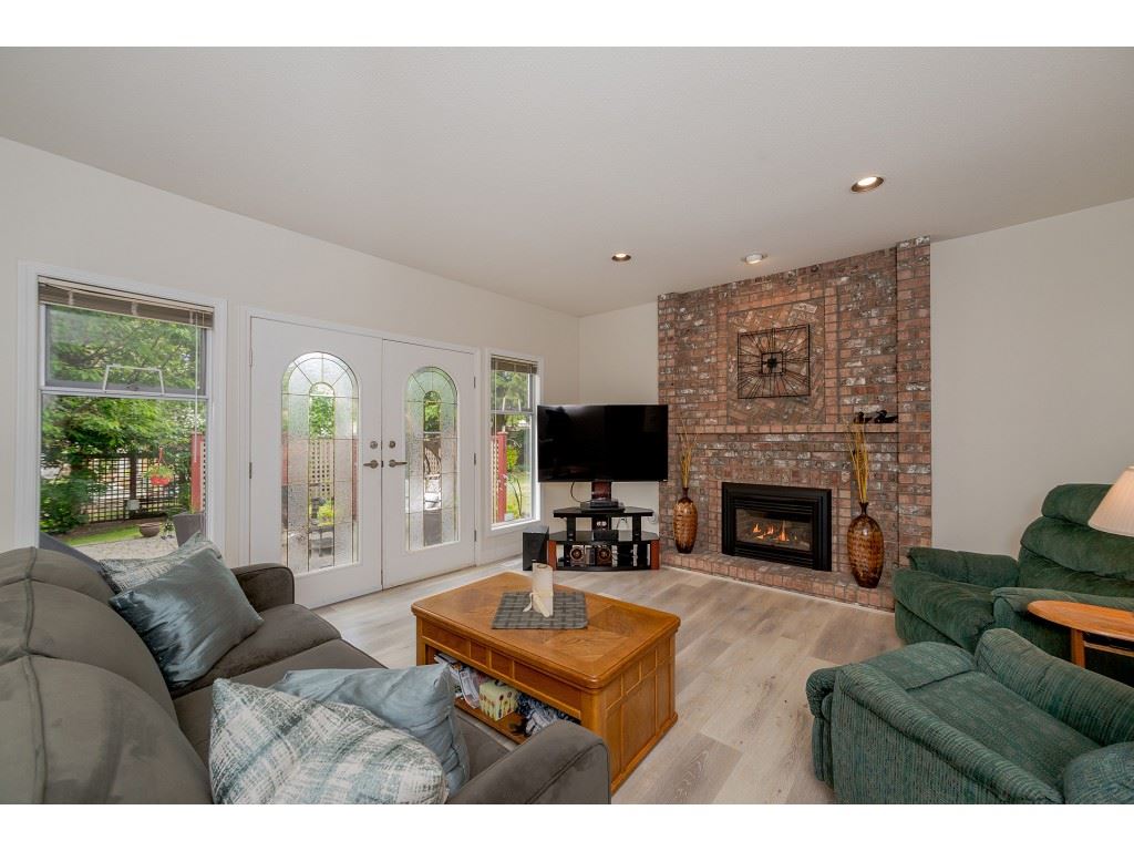 9256 163A Street, Surrey, BC, V4N 3C6 R2347183 Gloria Loucks