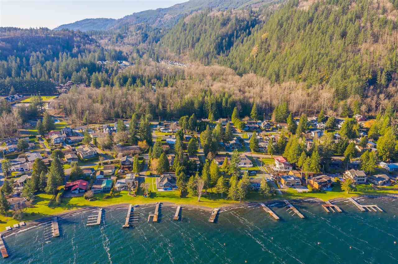 1876 Vera Road, Lindell Beach, BC R2422160 Enjoy the lake life at