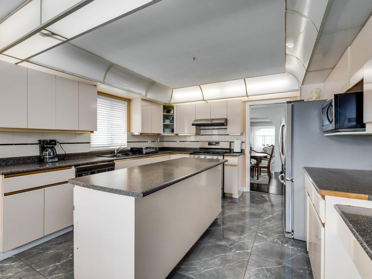 12206 99 Avenue, Surrey, BC, V3V 2N3 R2611659 Team Nikic