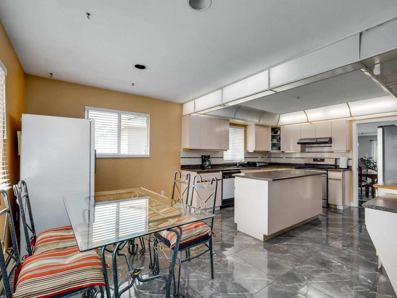 12206 99 Avenue, Surrey, BC, V3V 2N3 R2611659 Team Nikic