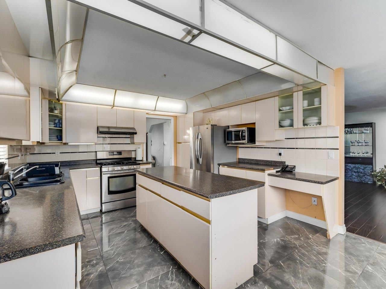 12206 99 Avenue, Surrey, BC, V3V 2N3 R2611659 Team Nikic