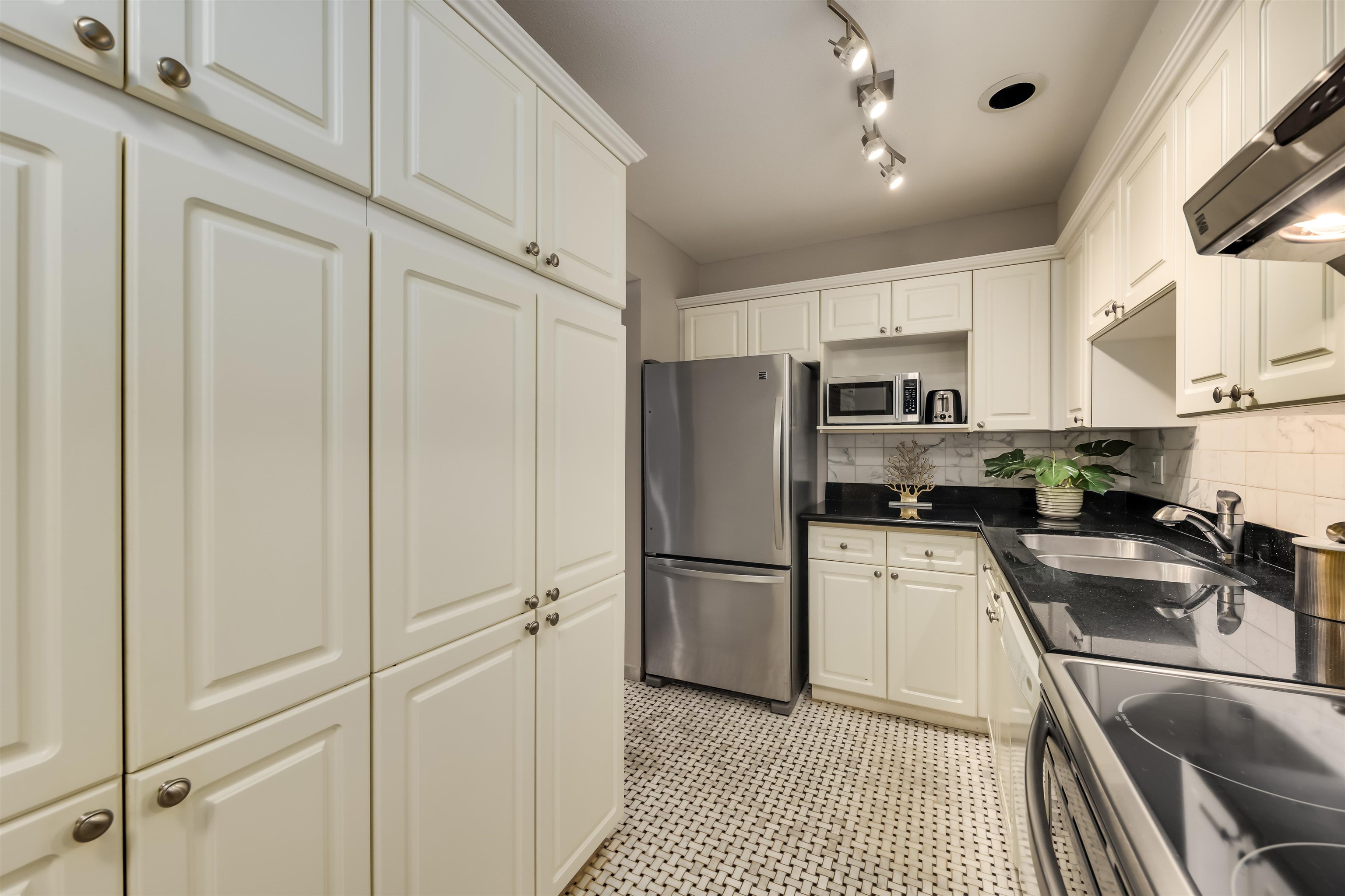 203 1518 Bowser Avenue, North Vancouver, BC, V7P 2Y3 R2647474