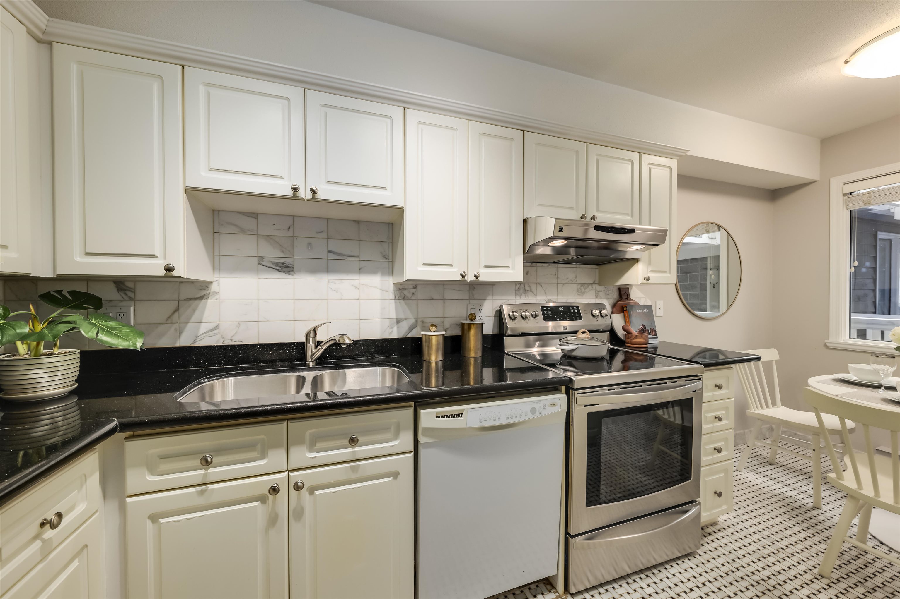 203 1518 Bowser Avenue, North Vancouver, BC, V7P 2Y3 R2647474