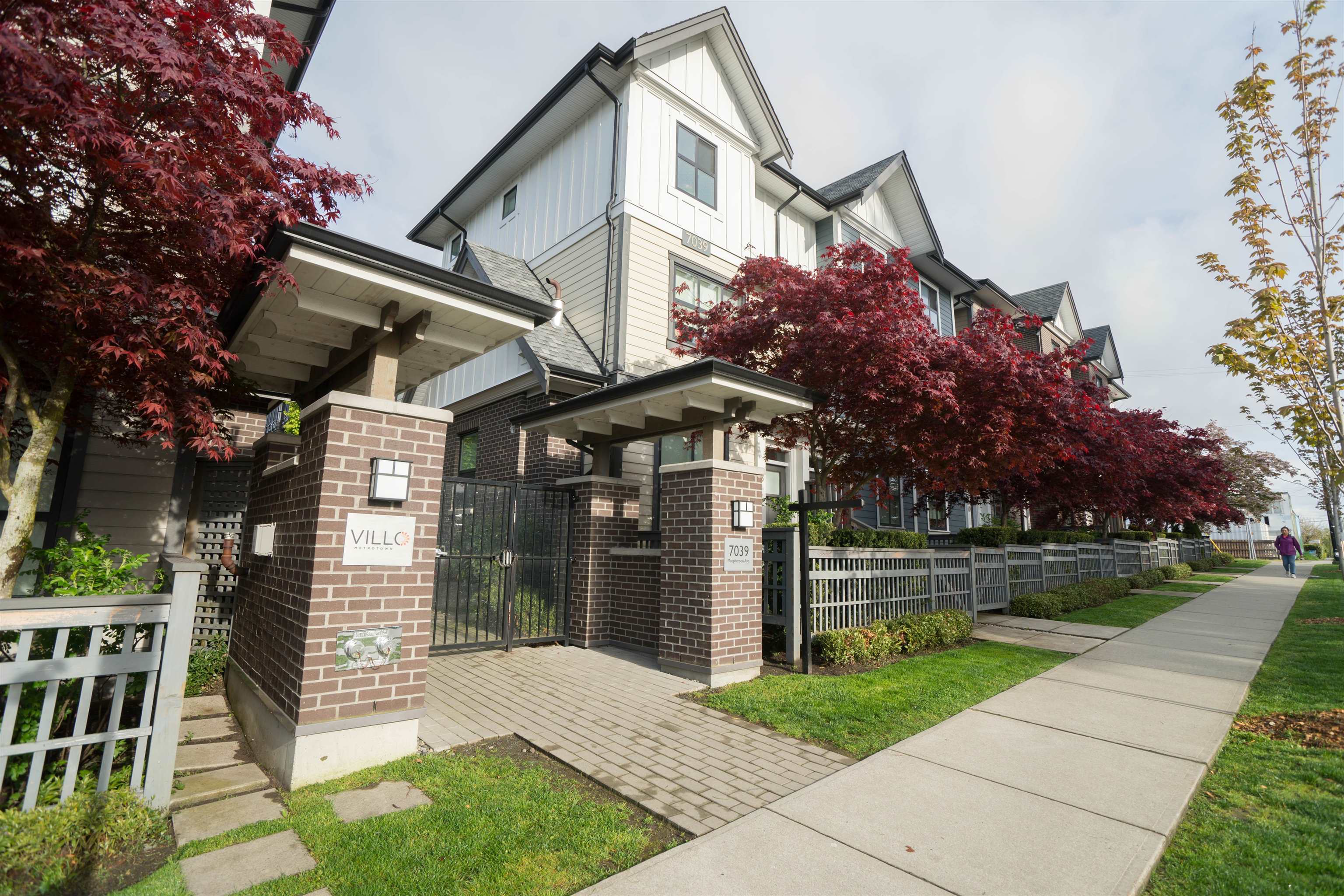 32 7039 Macpherson Avenue, Burnaby, BC, V5J 4N4 R2686475 Advantage