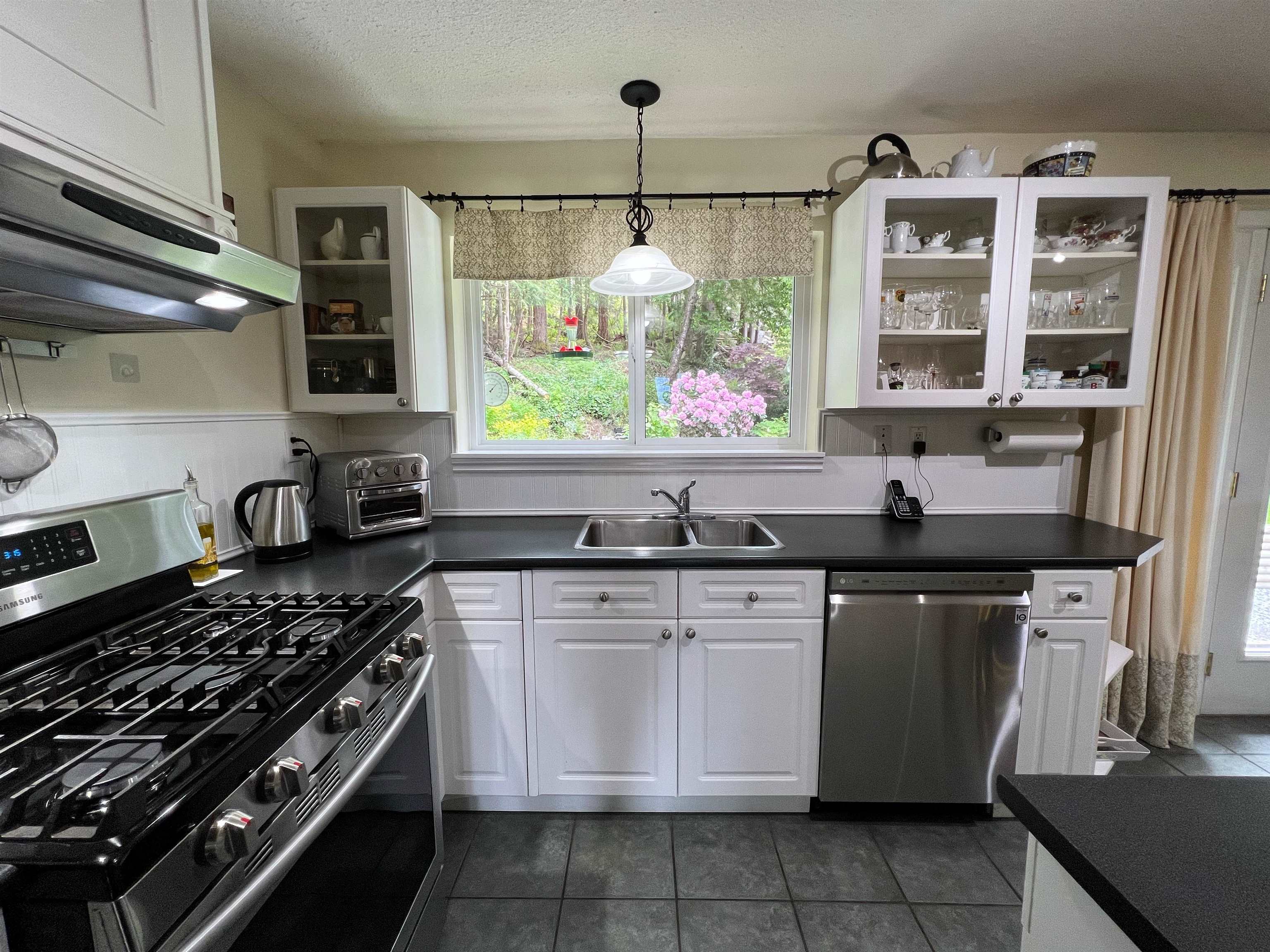 6882 Seaview Road, Sechelt, BC, V7Z 0E1 R2695329 Fran Miller