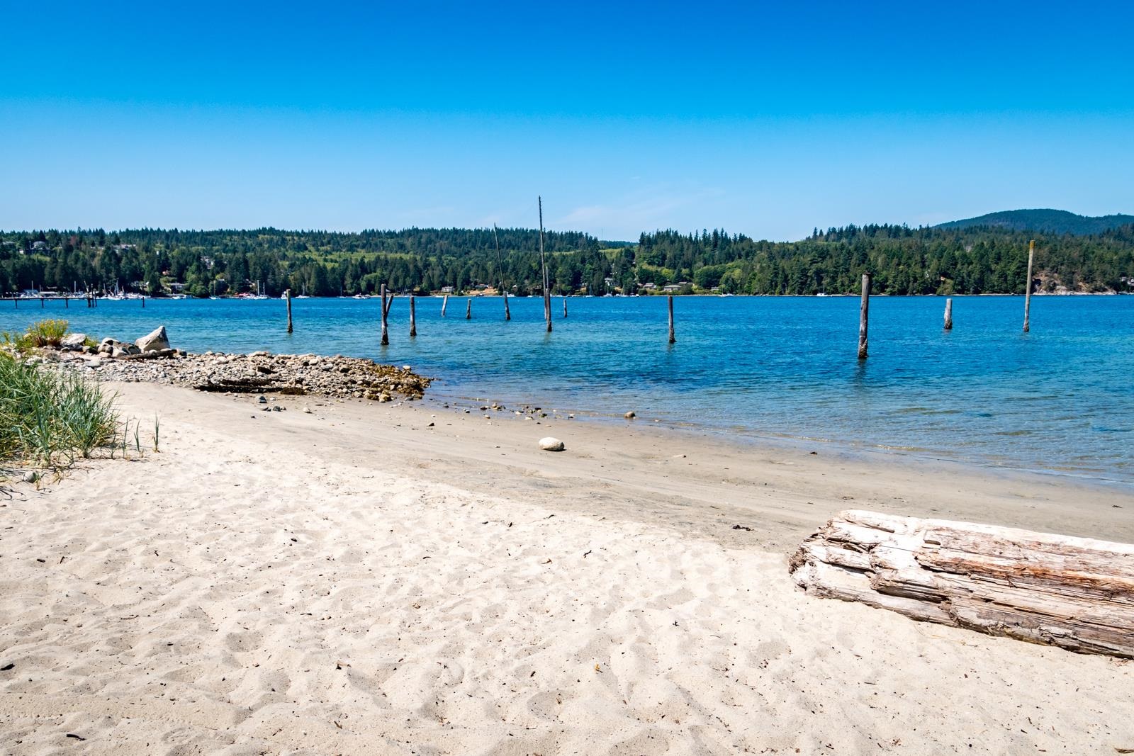 5933 Beachgate Lane, Sechelt, BC, V7Z 0S3 R2801364 Fran Miller