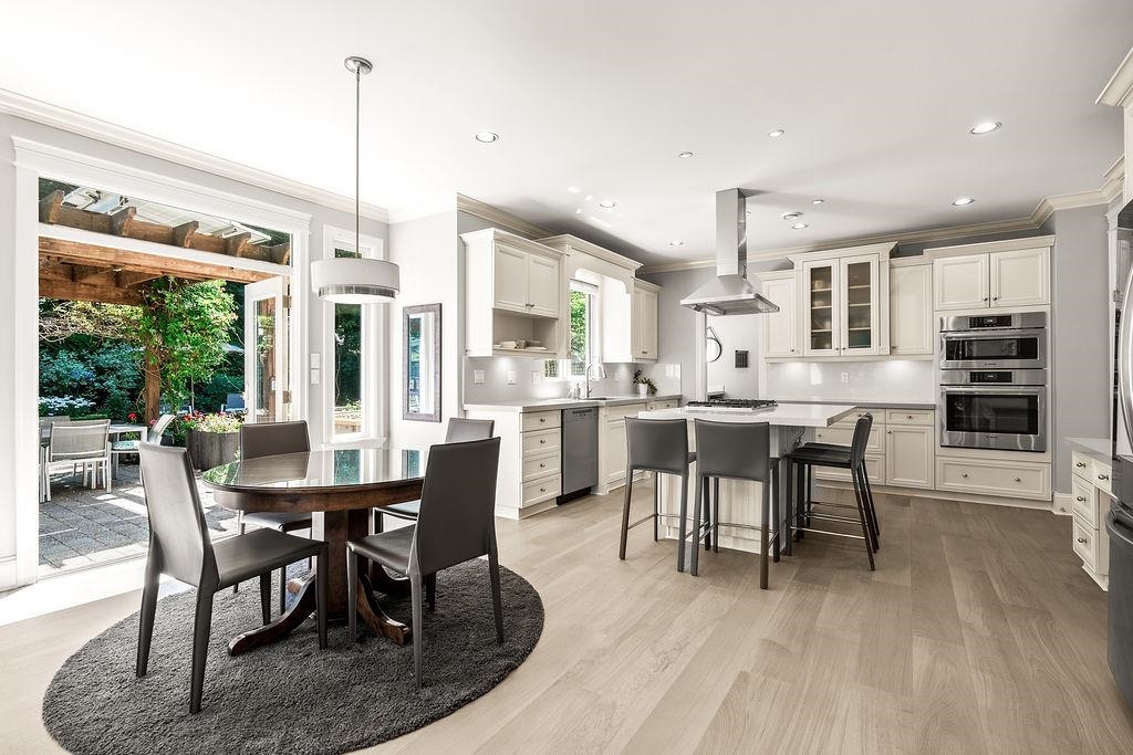 4352 Carolyn Drive, North Vancouver, BC, V7R 4A6 R2815729 Caroline