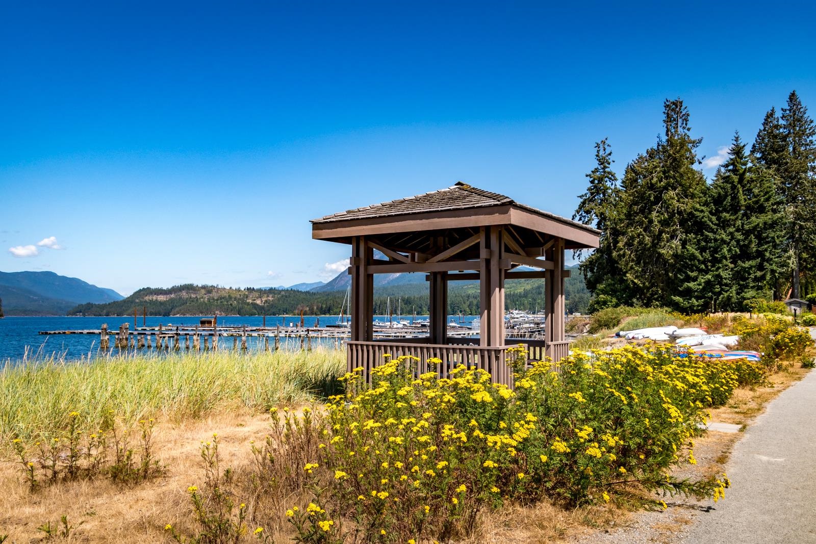 5933 Beachgate Lane, Sechelt, BC, V7Z 0S3 R2859636 Good People