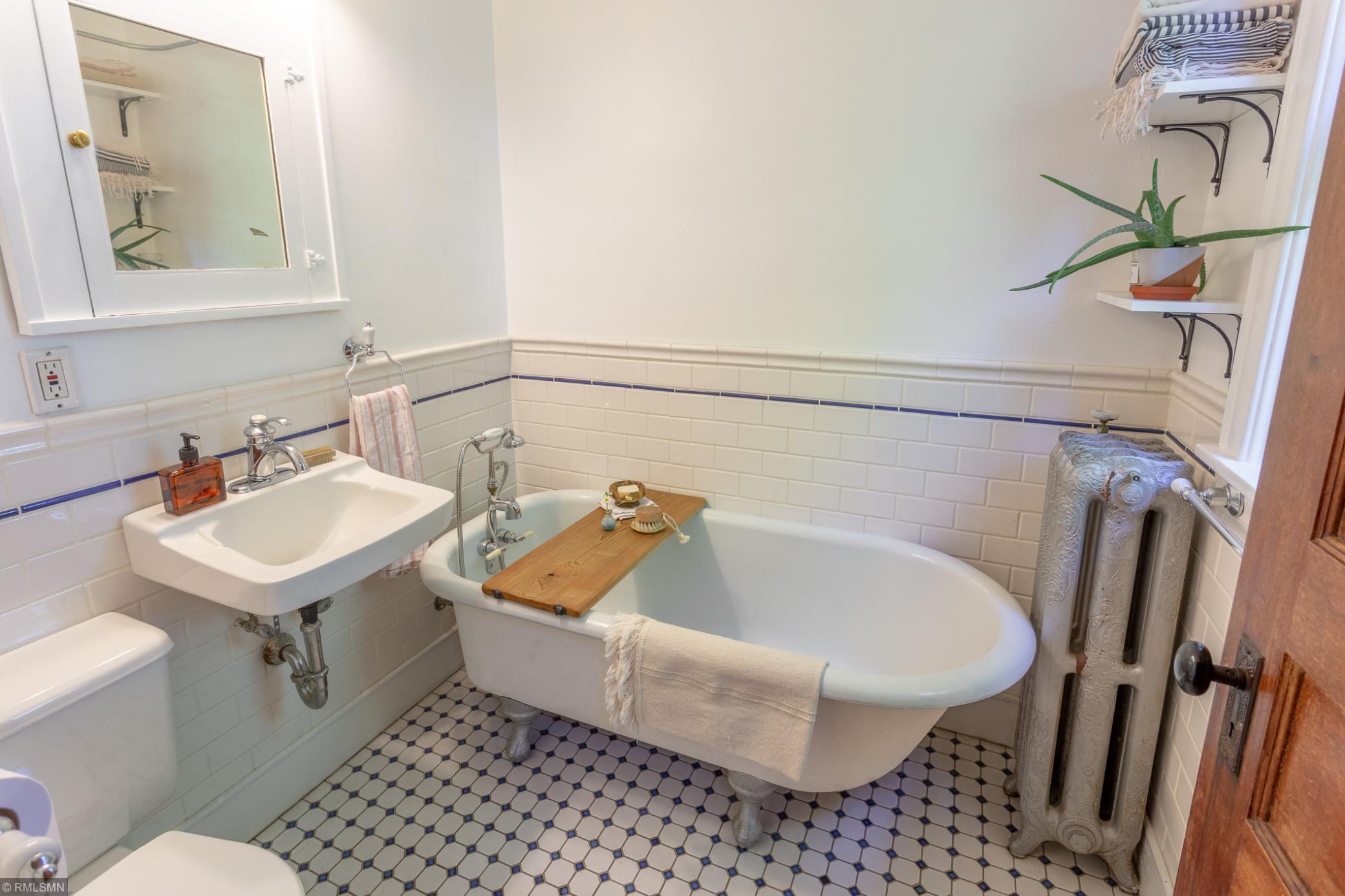 2620-e-22nd-street-minneapolis-mn-55406-5622728-anderson-realty