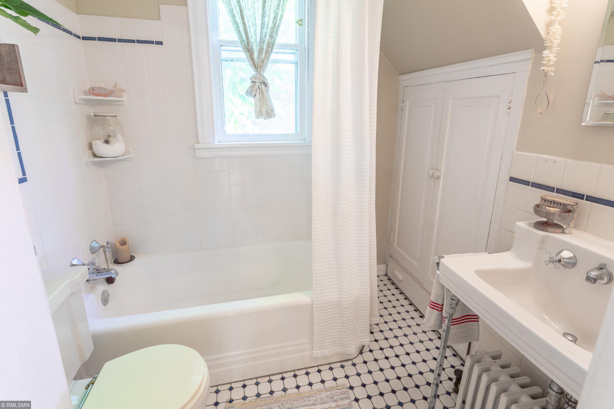 2620-e-22nd-street-minneapolis-mn-55406-5622728-anderson-realty