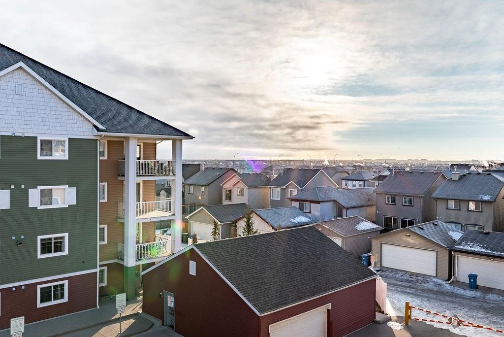 4421 10 Prestwick Bay SE, Calgary, AB, T2Z 0B4 C4222458 Smith