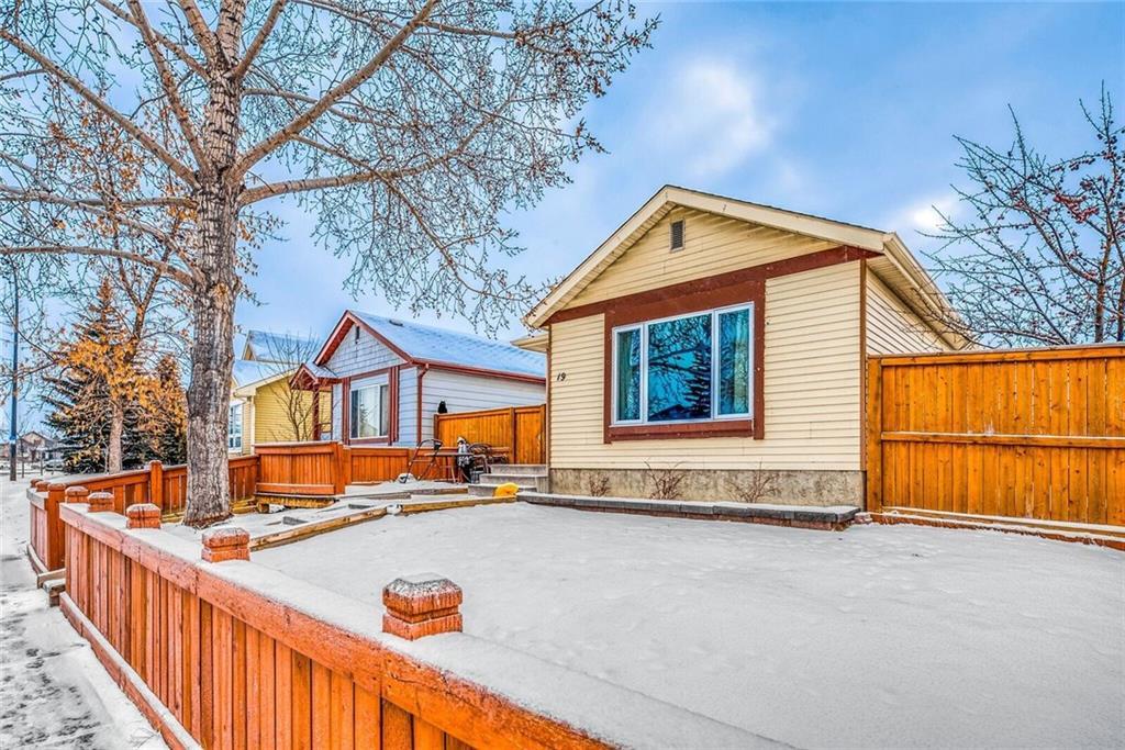 19 Erin Woods Boulevard SE, Calgary, AB C4223243 Michelle Eldjarnson
