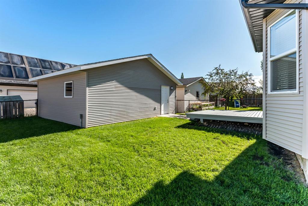 324 Drake Landing Close, Okotoks, AB, T1S 2M5 A1011827 Andrea