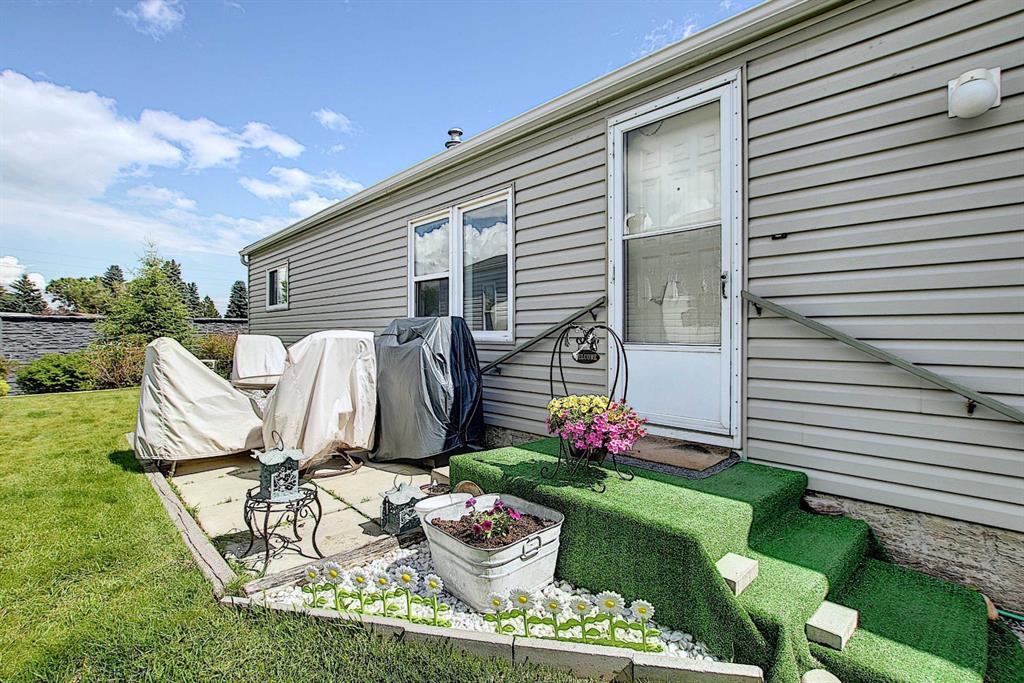 222 Erin Woods Circle SE, Calgary, AB, T2B 3E1 A1011948 Smith