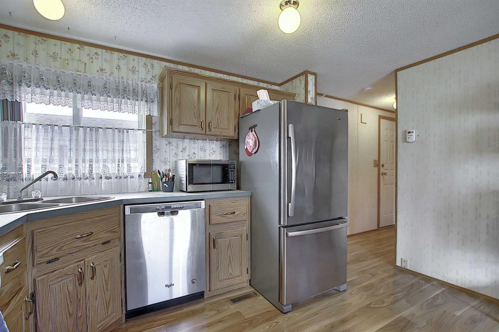 222 Erin Woods Circle SE, Calgary, AB, T2B 3E1 A1011948 Smith