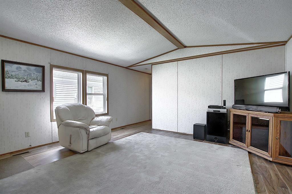 222 Erin Woods Circle SE, Calgary, AB, T2B 3E1 A1011948 Smith