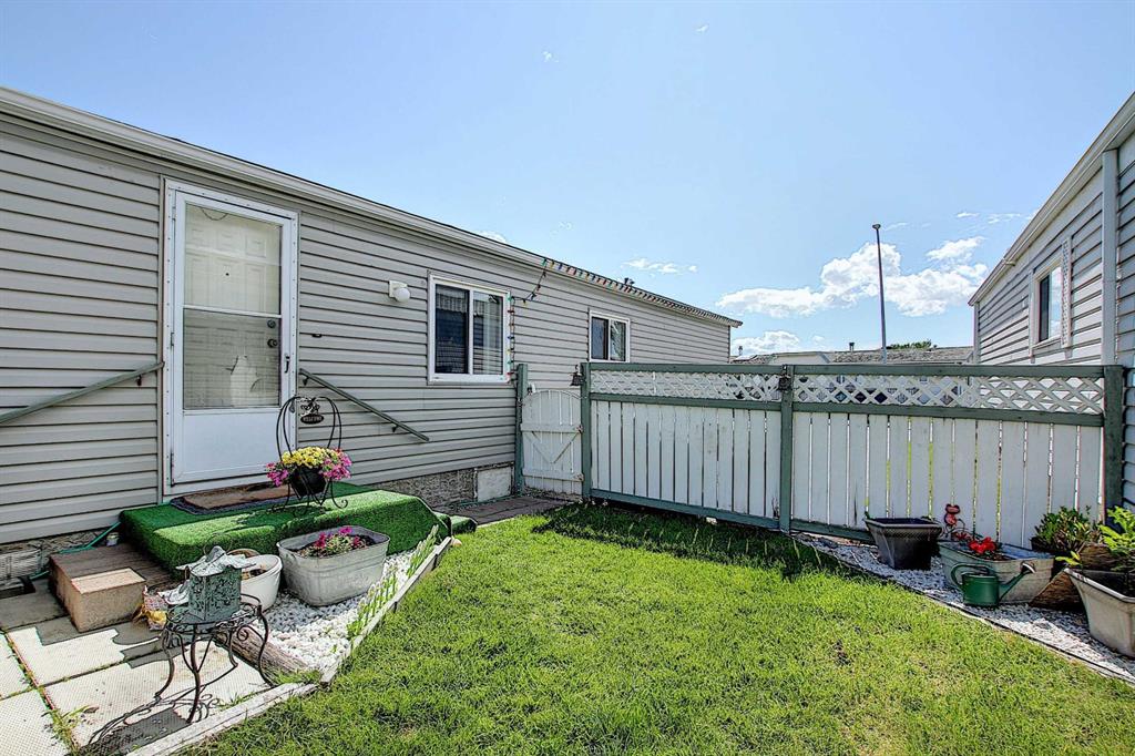 222 Erin Woods Circle SE, Calgary, AB, T2B 3E1 A1011948 Smith