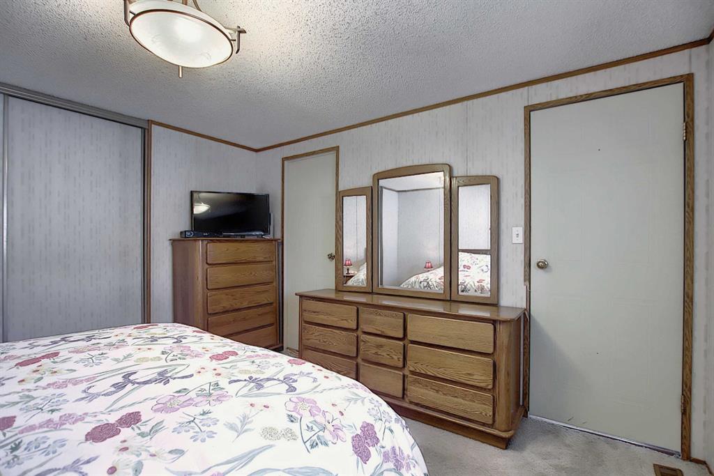 222 Erin Woods Circle SE, Calgary, AB, T2B 3E1 A1011948 Smith